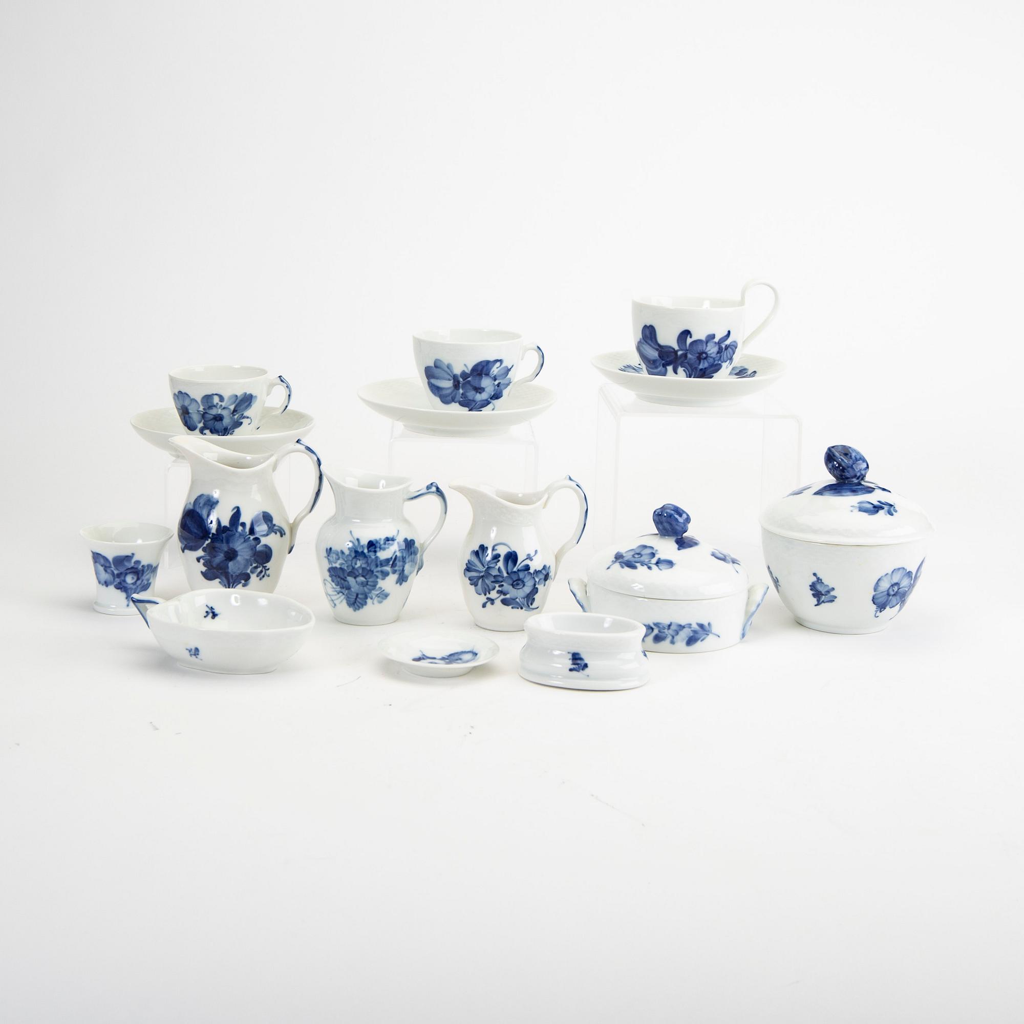 Service "Blå blomst" 74 dl Royal Copenhagen Denmark 1900s porcelain.