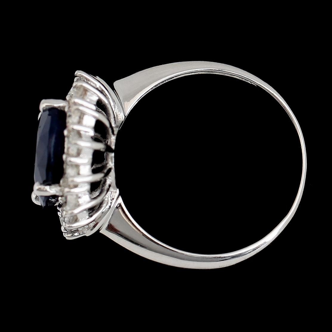 RING, 10K guld, safir ca 6.00 ct, 16 briljantslipade diamanter tot ca 1.07 ct.