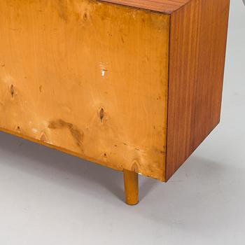 Skänk / sideboard, tillverkare TJ Kumpulainen, 1900-talets mitt.