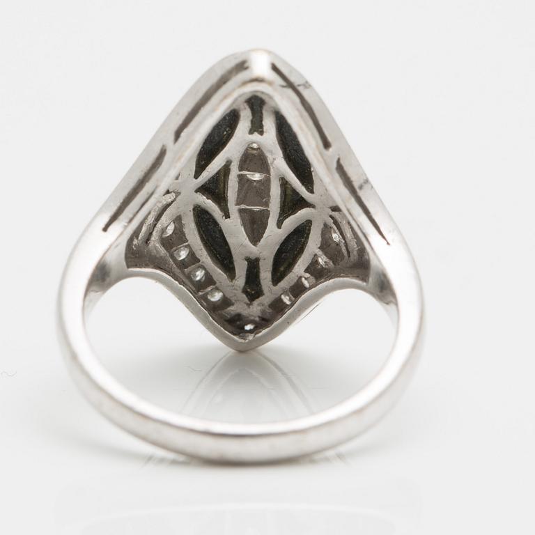 RING, 18K vitguld, besatt med små diamanter samt svart sten.