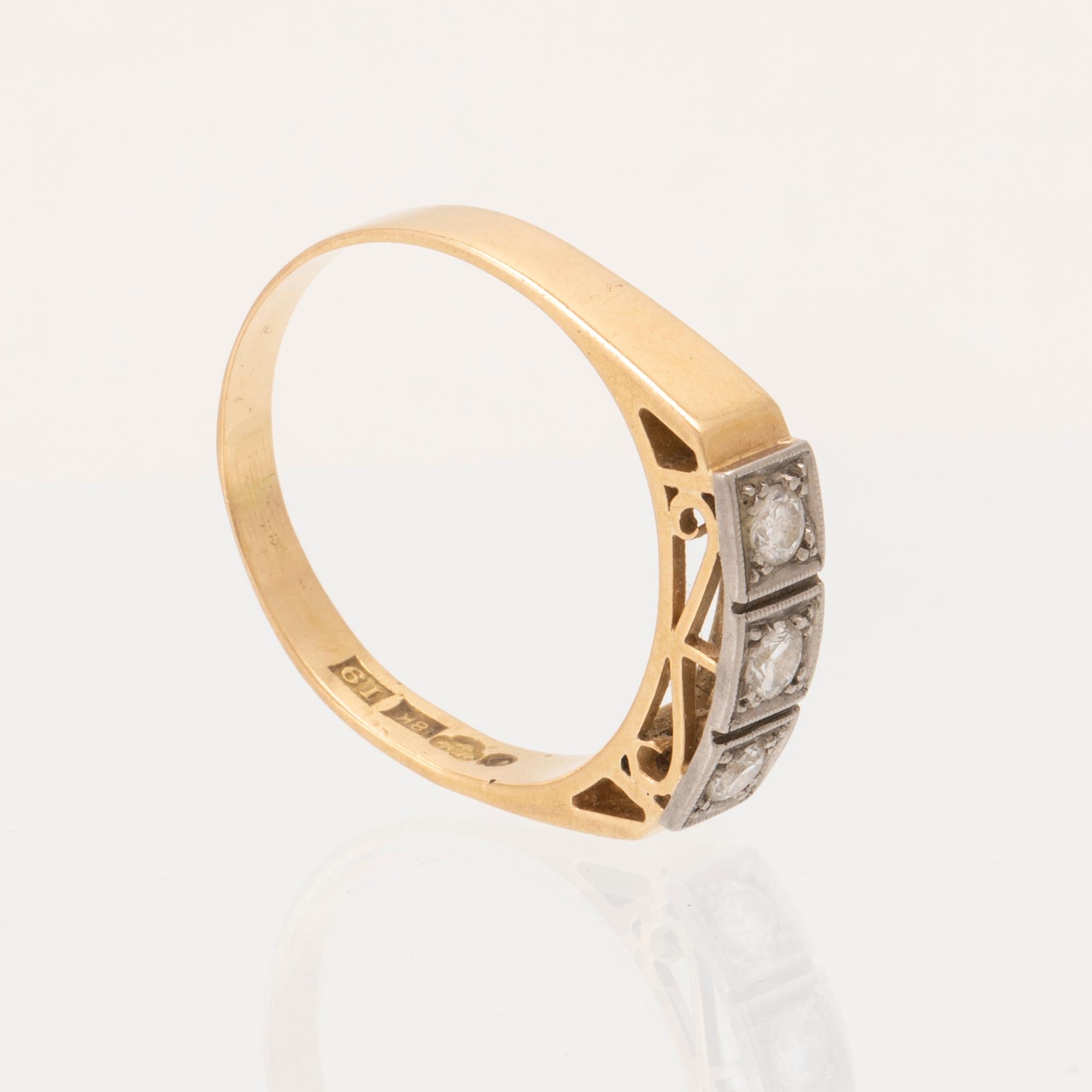 An 18K white and red gold ring set with round brilliant-cut diamonds.