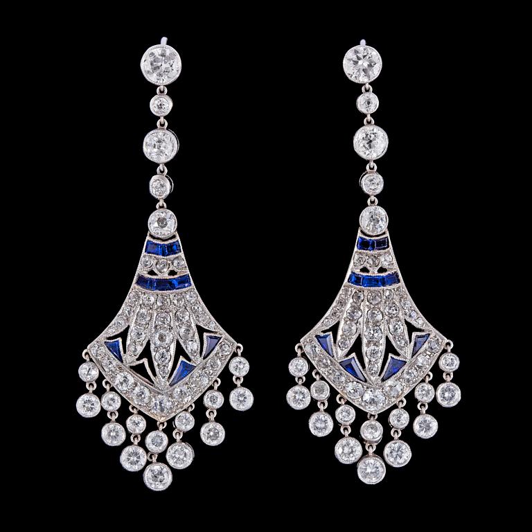 ÖRHÄNGEN, carréslipade safirer med gammalslipade diamanter, tot. ca 7.40 ct. Art Deco, ca 1925.