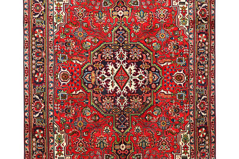 A carpet, Tabriz, ca 298 x 204 cm.