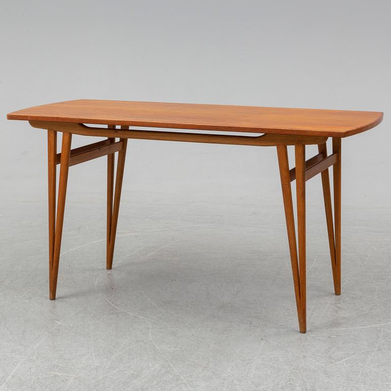 A late 20th Century coffee table.