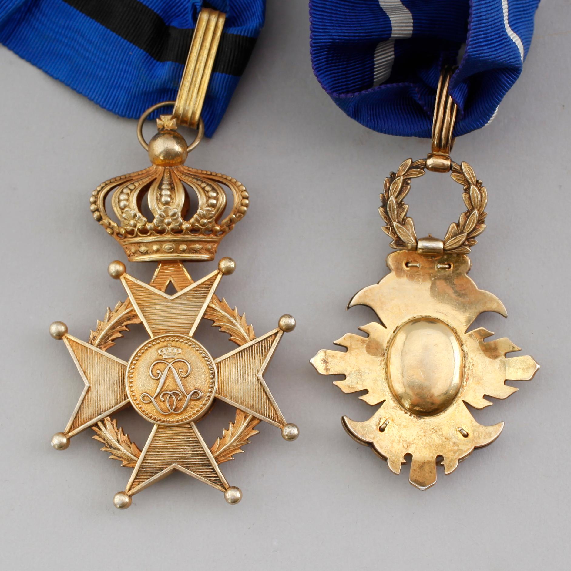 ORDNAR, 2 st, förgylld metall, 1900-talets första hälft.