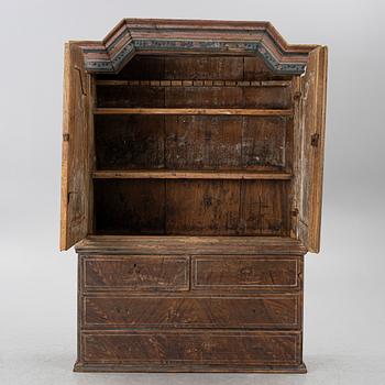A folk-art cabinet attributed to  "Gammelmålaren" Anders Nilsson (Brunskog, 1807–1889).