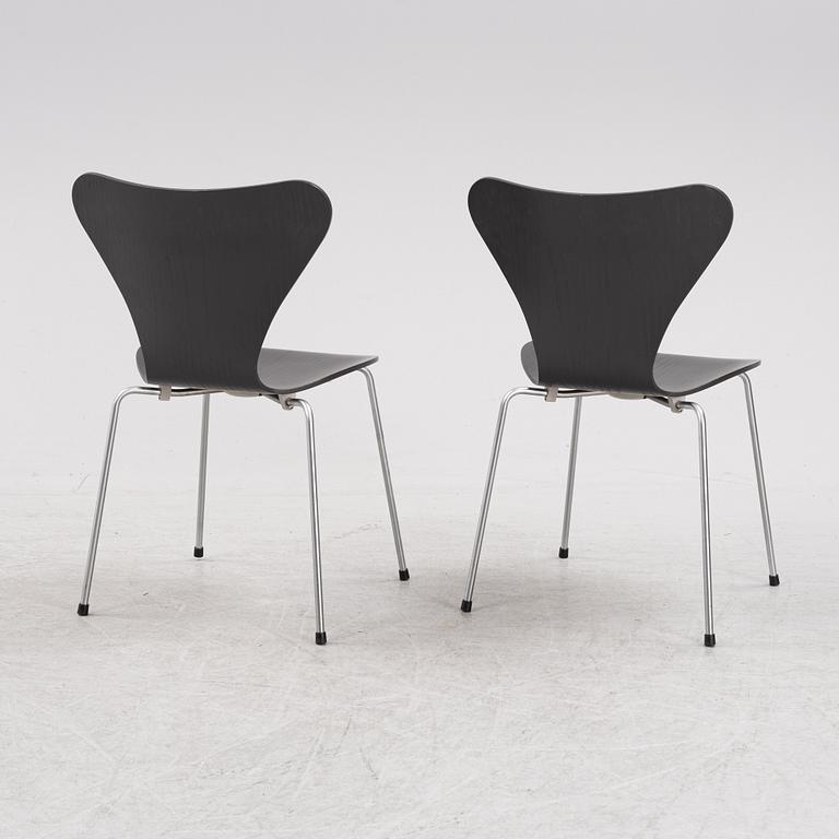 Arne Jacobsen, stolar, ett par, "Sjuan", Fritz Hansen, Danmark, daterade 2002.