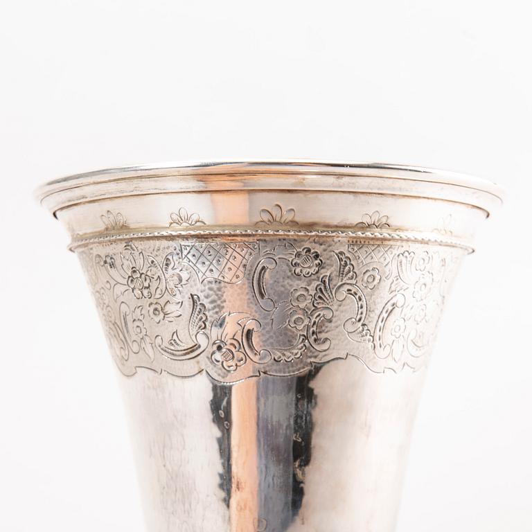 A Swedish 20th century silver beaker mark of Tage Göthlin Gothenburg 1948, weight 500 gram.