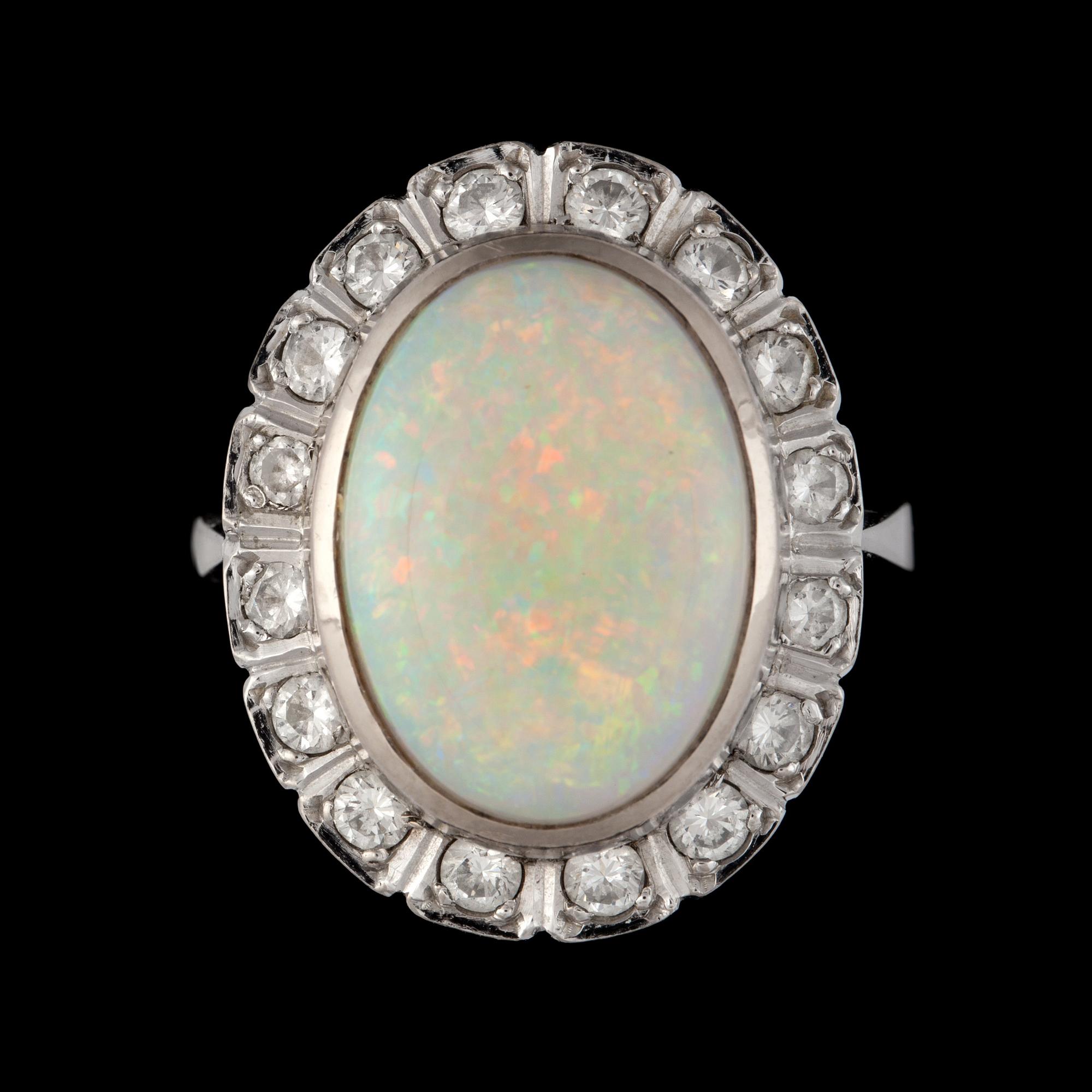 RING, 18k vitguld med opal ca9.93ct och briljantslipade diamanter tot ca1,00ct, enligt gravyr. Vikt 14g.