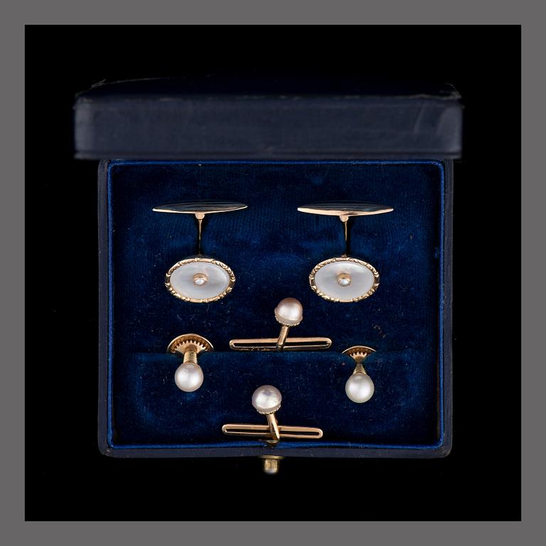 MANSCHETTKNAPPAR och FRACKKNAPPAR, 2 + 4 st. 14K guld, pärlemor, pärlor, Oskar Lindroos, Helsingfors 1938.