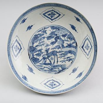A blue and white charger, Ming dynasty, Wanli (1573-1619).