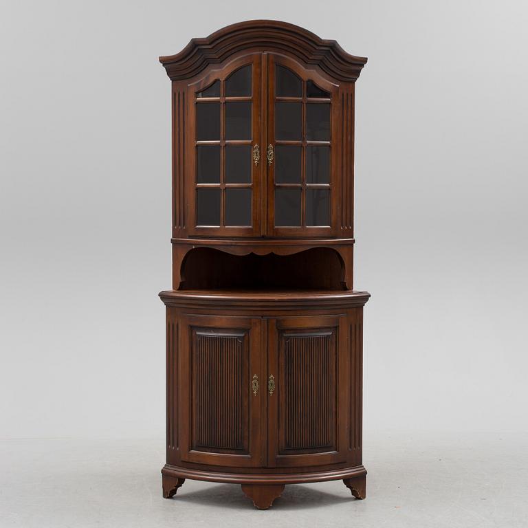 HÖRNSKÅP, gustaviansk stil, 1900-talets första hälft.