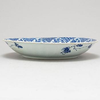 A large blue and white serving dish, Qing dynasty, Kangxi (1662-1722).