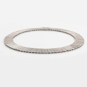 An 18K white gold necklace set with round brilliant-cut diamonds.