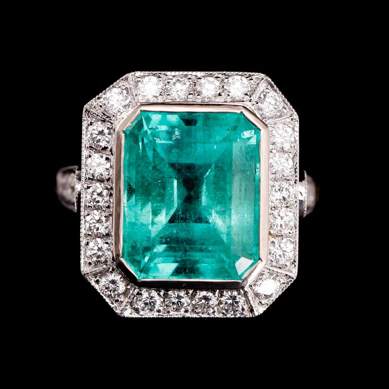 RING, 18 k vitguld, smaragd ca 11.80 ct, briljantslipade diamanter tot ca 2.38 ct. TW.