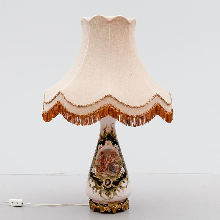 BORDSLAMPA, opakglas, sekelskiftet 1900.