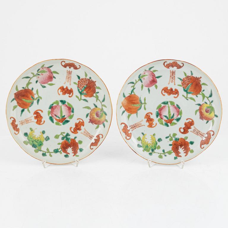 A pair of famille rose dishes, Qing dynasty, circa 1900.