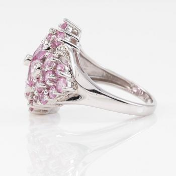 RING, 10K vitguld med rosa safirer.