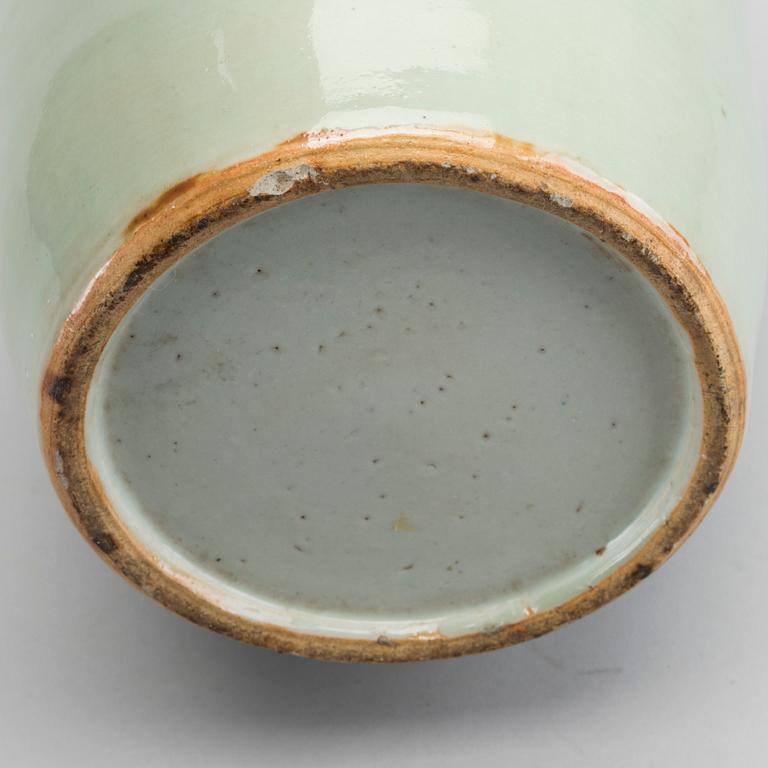 A Chinese porcelain urn, around 1900.