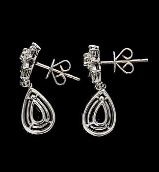 ÖRHÄNGEN, 1 par, 18 k vitguld, blå safirer tot ca 3.17 ct, briljant/navettlipade diamanter tot ca 0.90 ct.