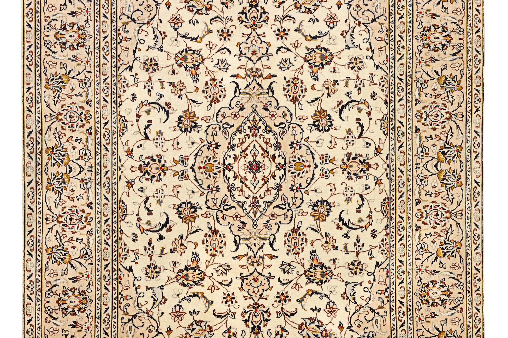 A Kashan carpet, a. 292 x 195 cm.