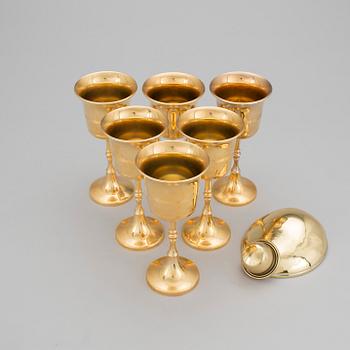 SKULTUNA, VINGLAS, 6 st, samt PLUNTA, mässing, Skultuna, 1900-talets slut.