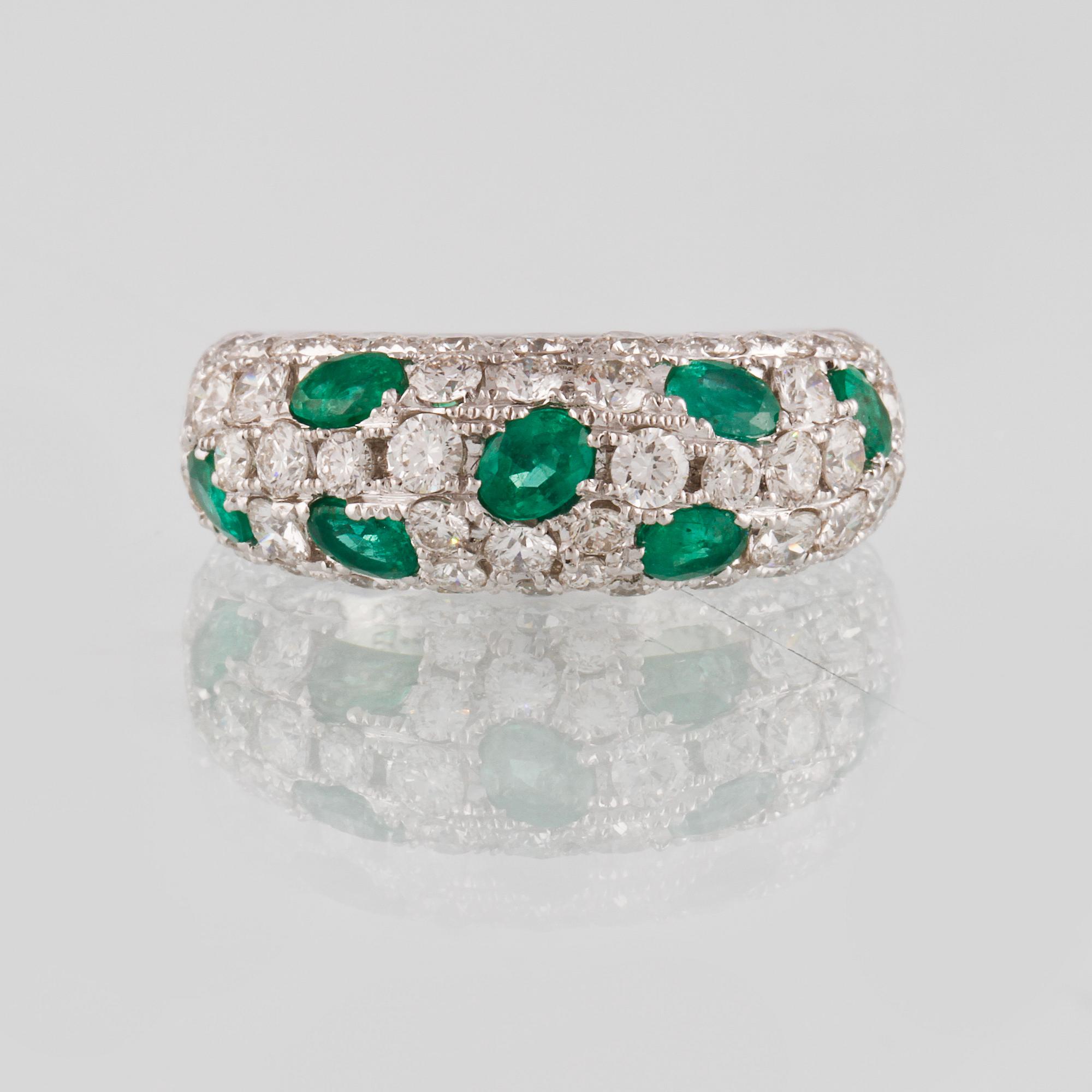 RING, 18K vitguld med 55 briljantslipade diamanter 2.68 ct samt 7 ovalslipade smaragder 1.18  ct. Vikt 7,4 gram.
