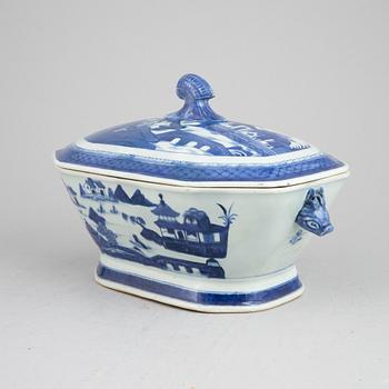 A blue and white tureen with cover, Qing dynasty, Qianlong (1736-95).