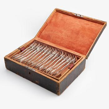 Bestickservis, silver, 27 delar, graverade med Axel von Fersens vapensköld samt tre med Lewenhaupts, Frankrike 1700-tal.