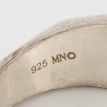 Maria Nilsdotter ring i form av ett robothuvud, sterlingsilver och gröna ögon.