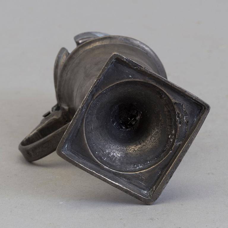 AN 18TH CENTURY PEWTER MUSTARD POT.