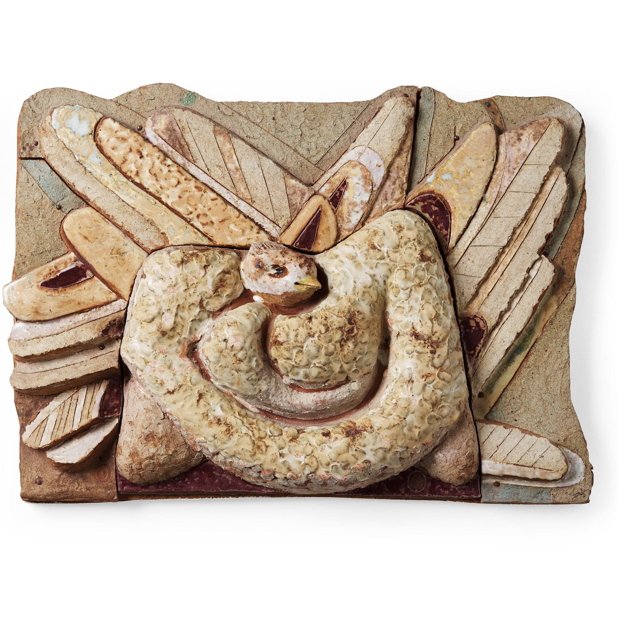 Tyra Lundgren, relief "Vilande påfågelduva", egen ateljé ca 1960.