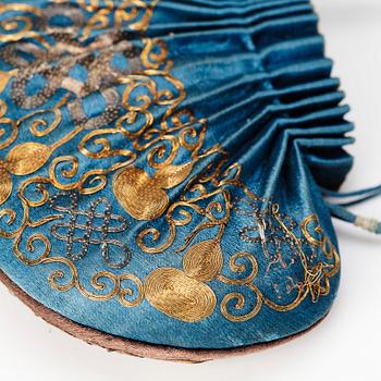 A Chinese embroidered silk purse, around 1900.