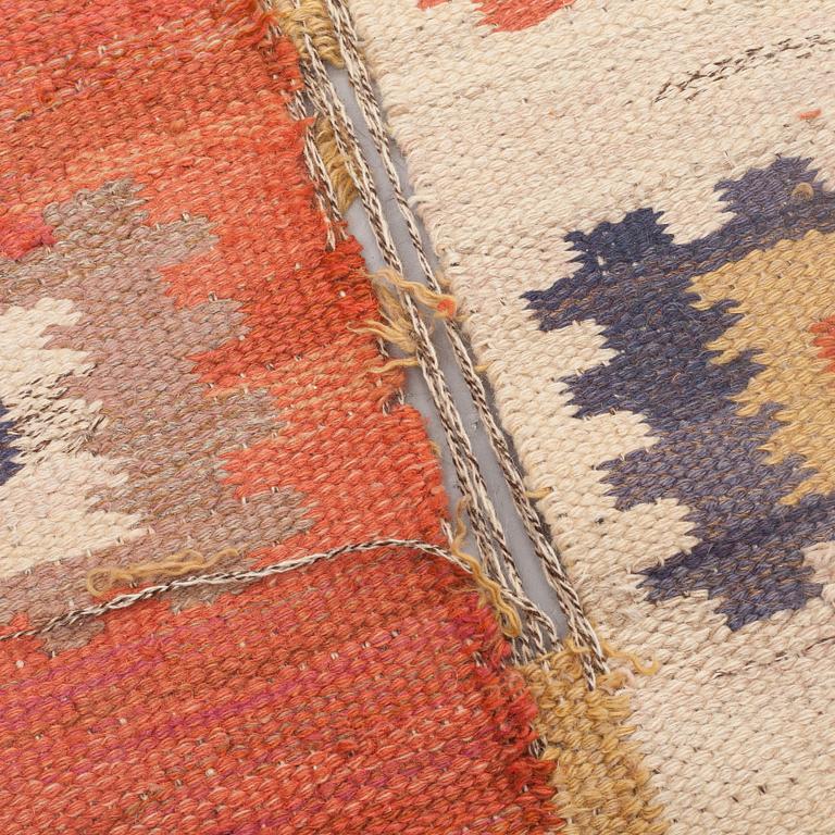 MÄRTA MÅÅS-FJETTERSTRÖM, MATTA, "Röd grön äng", rölakan, ca 253 x 255,5 cm, signerad AB MMF.