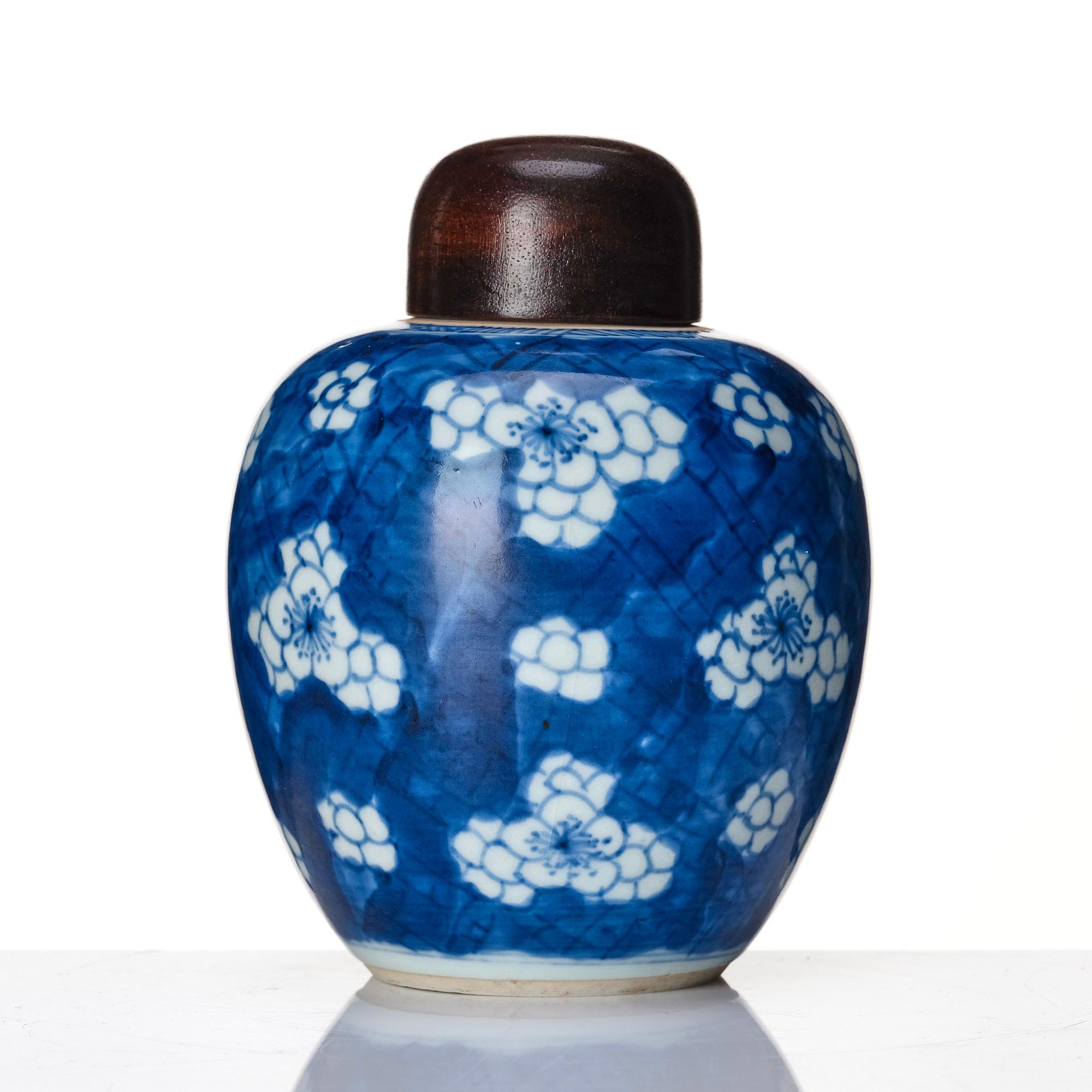 Tedosa, porslin. Qingdynastin, Kangxi (1662-1722).