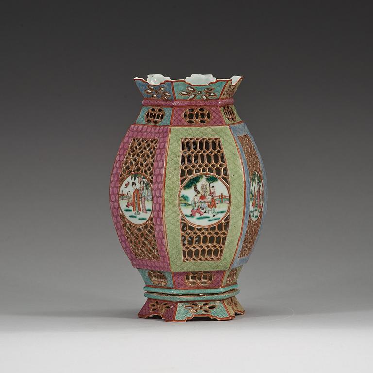 A famille rose lantern, Qing dynasty, 19th Century.