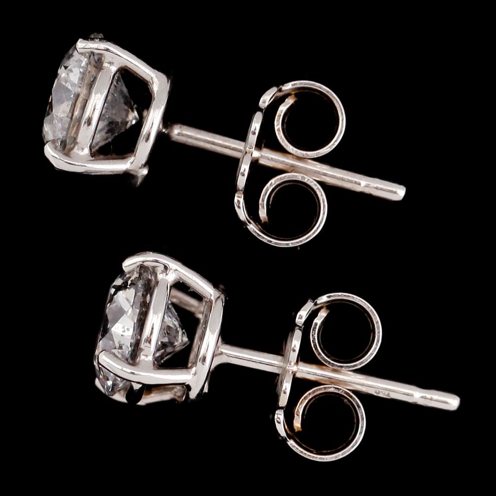 ÖRHÄNGEN, 1 par, 18 k vitguld, solitära briljantslipade diamanter tot ca 2.05 ct.