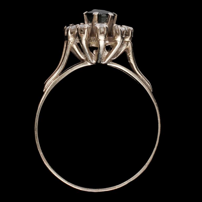 RING, 18k vitguld med fasettslipad blå safir samt 8 briljantslipade diamanter, 1900-talets tredje kvartal. Vikt 4 g.