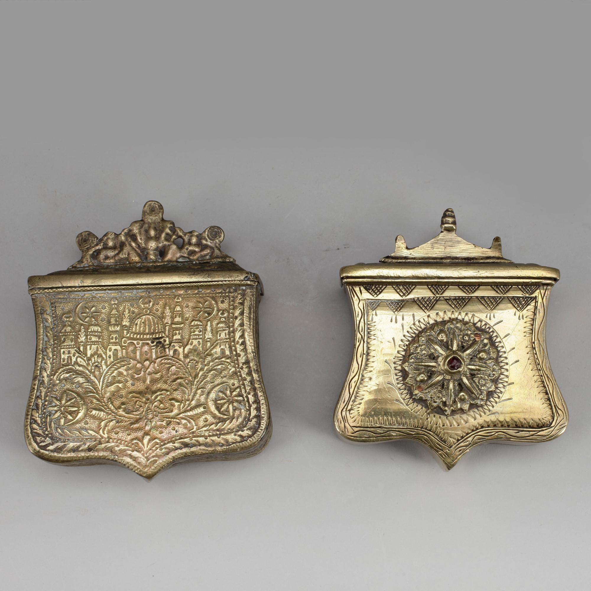 PALLUSKOR, 2 st, mässing, medelhavsområdet, troligen 1800-tal.
