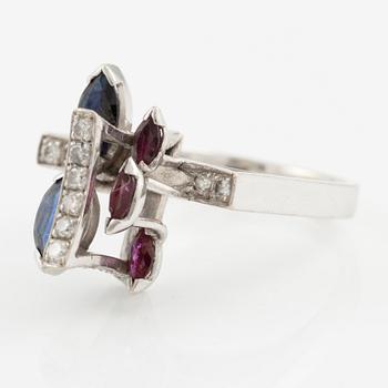 Ring 14K vitguld med navetteslipade safirer, rubiner och briljantslipade diamanter.