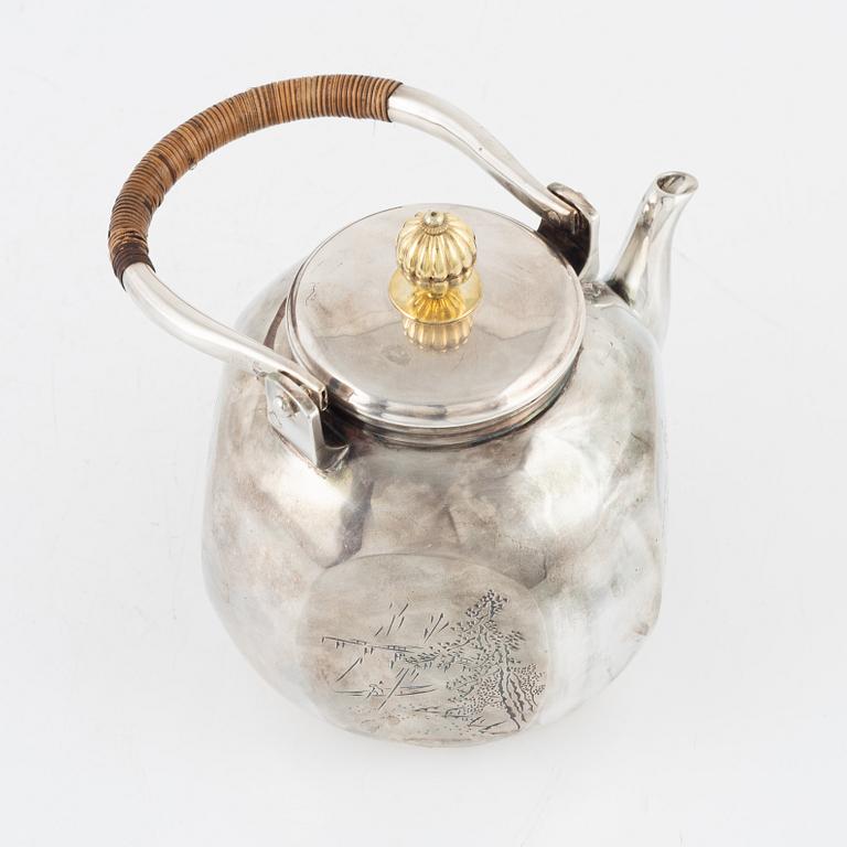 A Japanese Silver Teapot, mark of Hirata Shigemitsu, Meiji, early 20th Century.