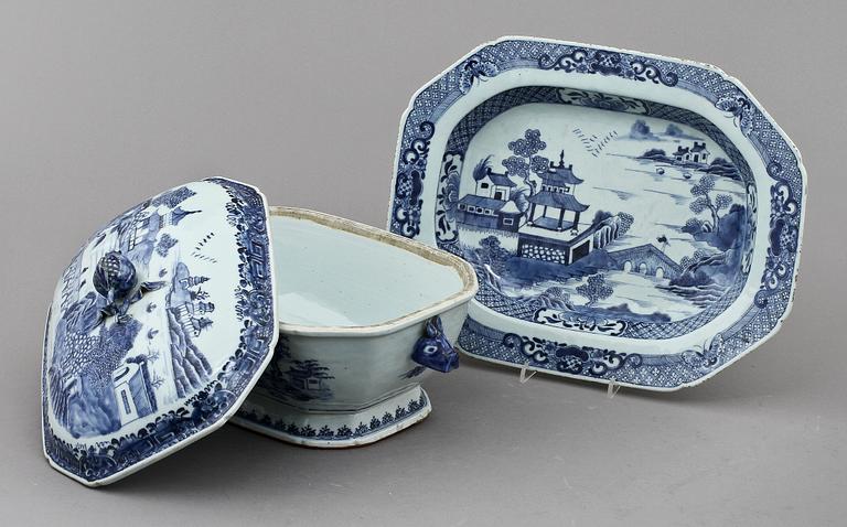 TERRIN MED LOCK OCH FAT, porslin, Kina, 1700-tal.