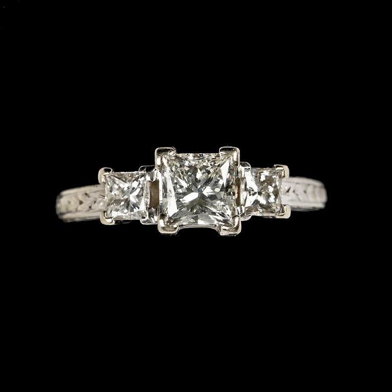 RING, princesslipad diamant, ca 0.90 ct samt två mindre princesslipade diamanter, tot. ca 0.30 ct.