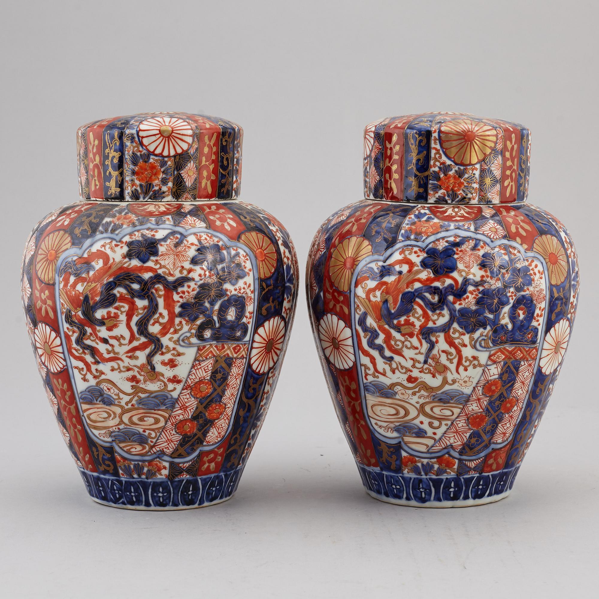 URNOR med LOCK, ett par, porslin. Japan, Meiji (1868-1912).