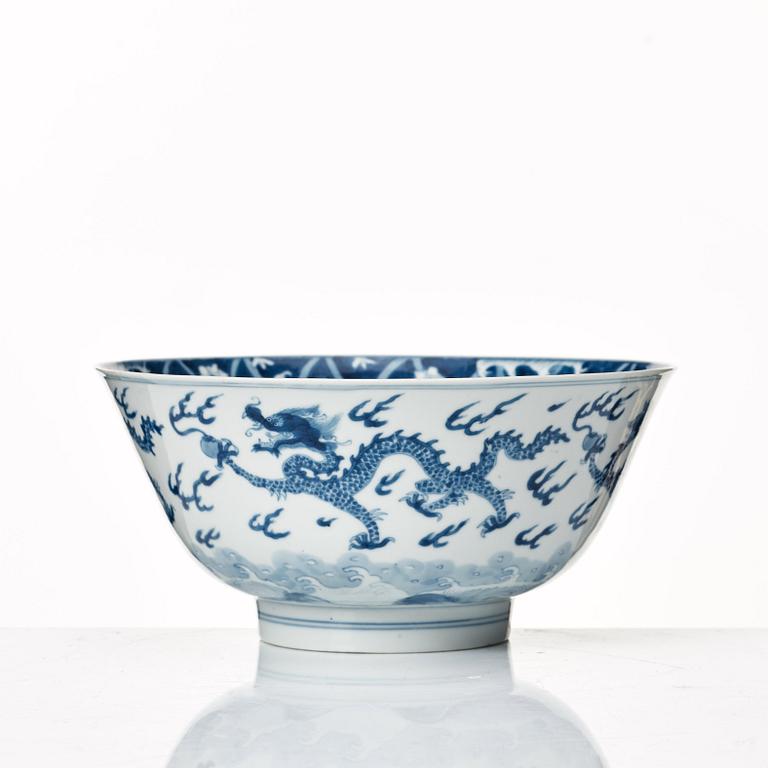 Skål, porslin. Qingdynastin, Kangxis märke och period (1662-1722).