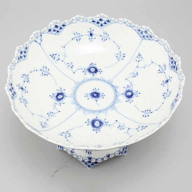 A porcelian bowl on foot, model "1022", Musselmalet, Royal Copenhagen.