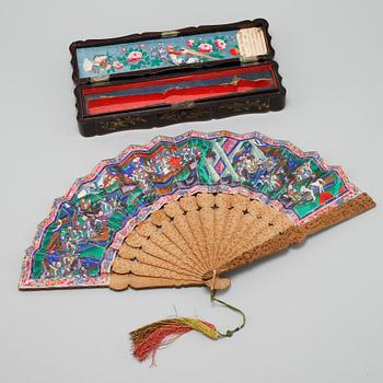 A chinese fan in a black lacquered box, Qing dynasty (1644-1912).
