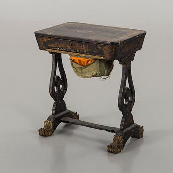 SEWING TABLE, chinoiserie, victorian era, England, second half of the 19th century.