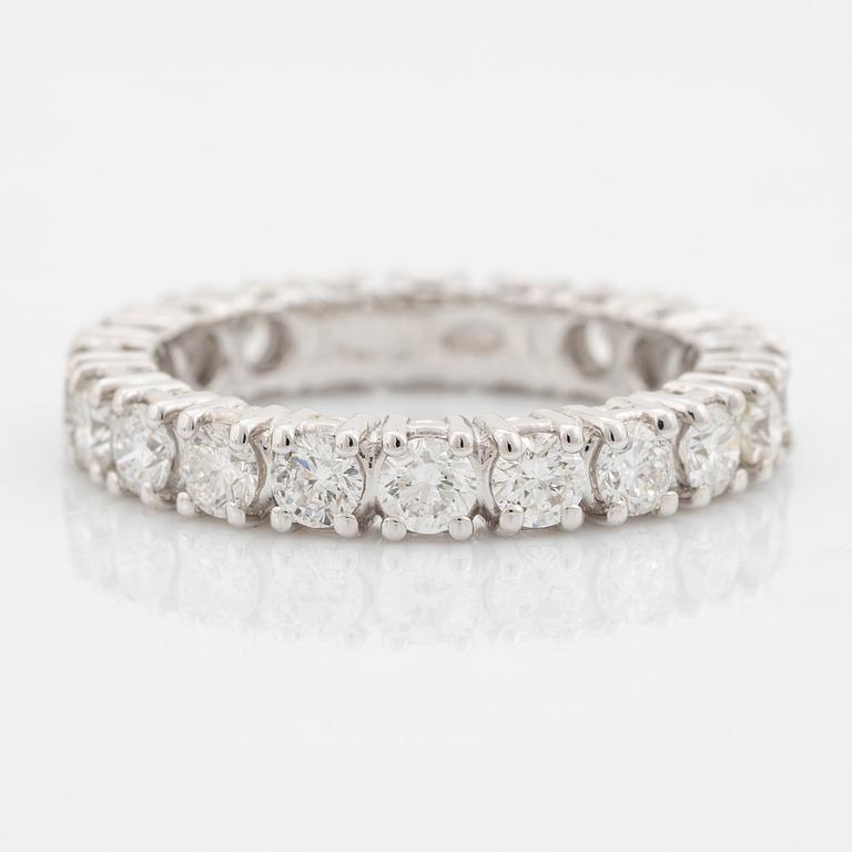 Ring helallians med briljantslipade diamanter, med HRD certifikat.