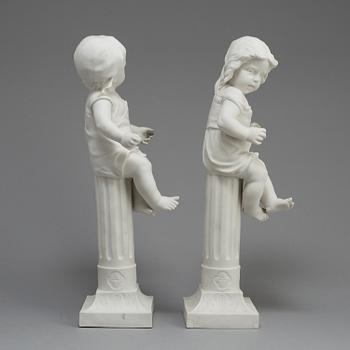 FIGURER, ett par, parian, Gustafsberg 1894 och 1917.